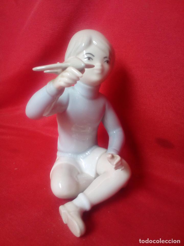 Oggetti Antichi: NI&Ntilde;O VOLANDO UN AVION