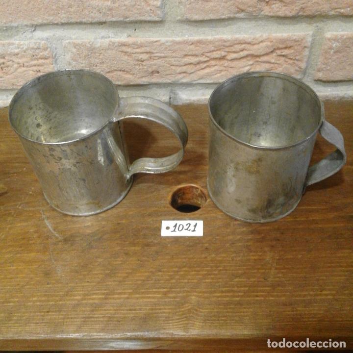 Antig&uuml;edades: PAREJA DE CAZOS DE HOJALATA - Foto 1