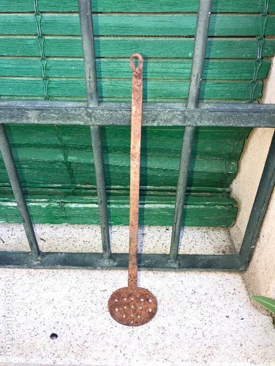 Antig&uuml;edades: Espumadera hierro - Foto 1