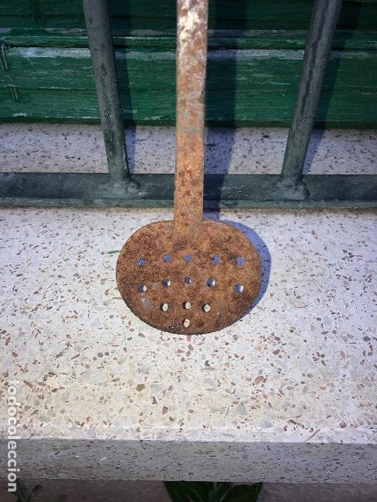 Antig&uuml;edades: Espumadera hierro - Foto 2