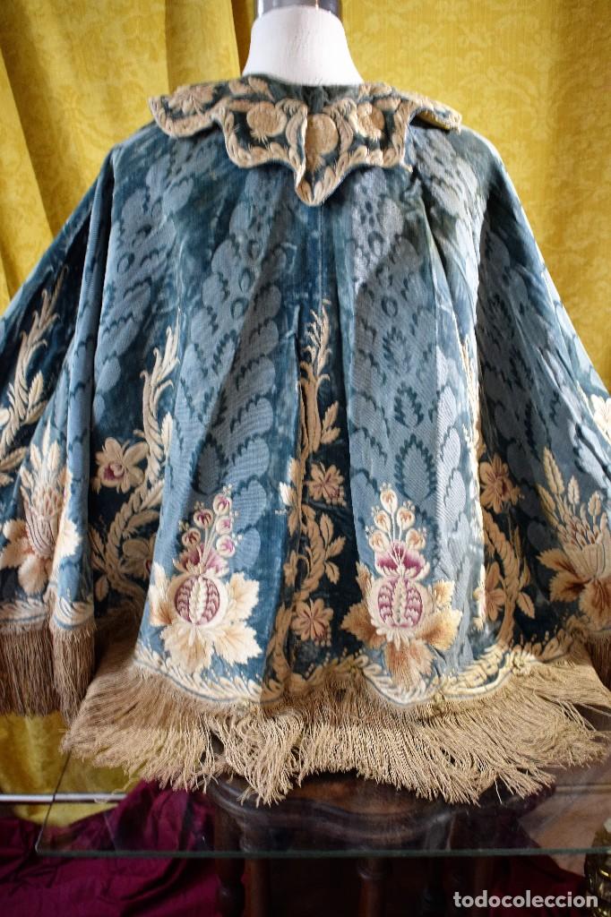 Antigüedades: Espectacular capa / manton capillo de terciopelo bordado circa S XVII - Foto 2 - 99162439