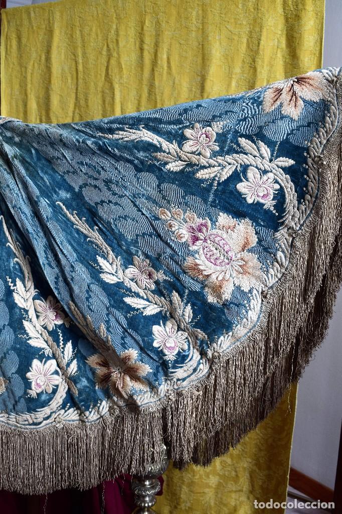 Antigüedades: Espectacular capa / manton capillo de terciopelo bordado circa S XVII - Foto 15 - 99162439