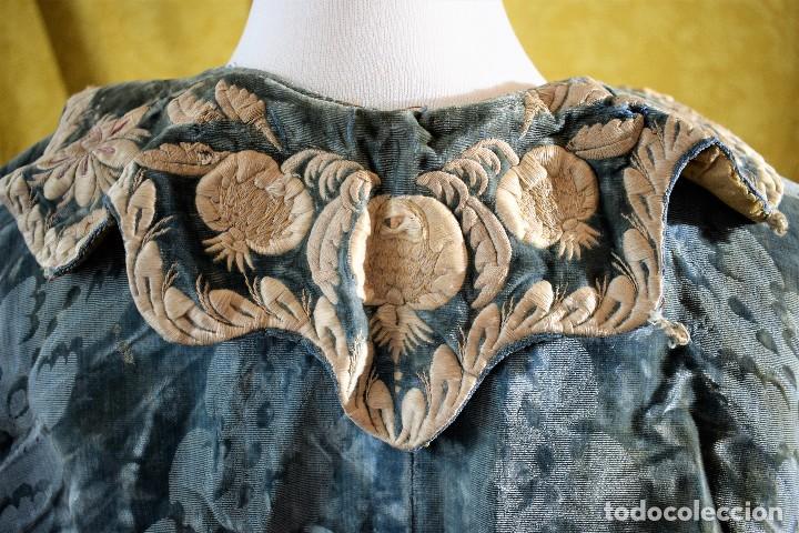 Antigüedades: Espectacular capa / manton capillo de terciopelo bordado circa S XVII - Foto 18 - 99162439