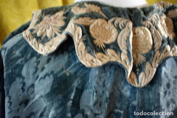 Antigüedades: Espectacular capa / manton capillo de terciopelo bordado circa S XVII - Foto 20 - 99162439