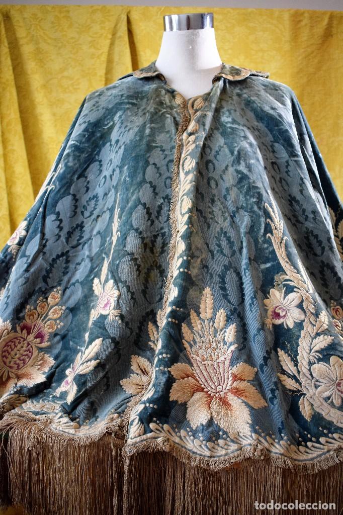Antigüedades: Espectacular capa / manton capillo de terciopelo bordado circa S XVII - Foto 26 - 99162439