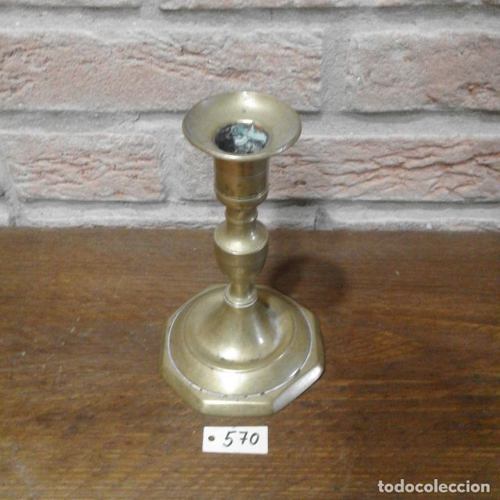 Antig&uuml;edades: ANTIGUO PORTAVELAS DE BRONCE - Foto 1
