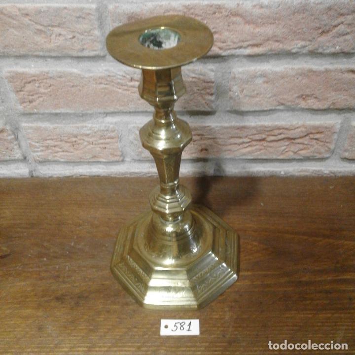Antig&uuml;edades: ANTIGUO PORTAVELAS DE BRONCE - Foto 1