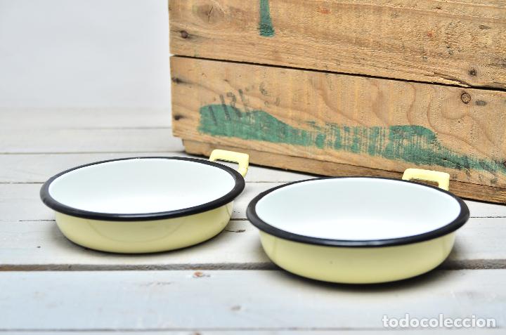Antiguidades: SARTEN ESMALTE BLANCO Y AMARILLO VINTAGE - RARO PUCHERO CACEROLA ESMALTADO CON MINI ASA