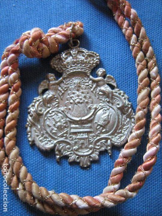 Antig&uuml;edades: MEDALLA CON CORDON DE HDAD DEL ROCIO DE LA MACARENA - Foto 1