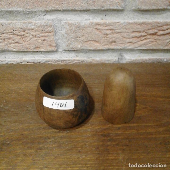 Antig&uuml;edades: SALERO Y HUEVERA DE MADERA DE RAIZ - Foto 1