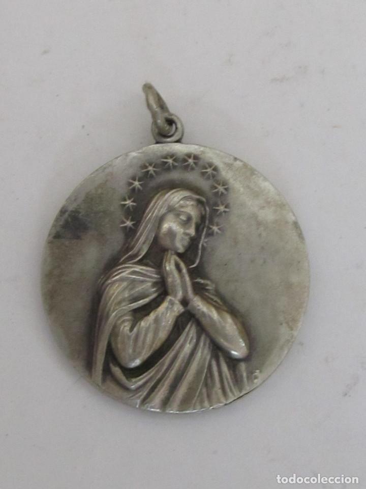 Antig&uuml;edades: MEDALLA DE PLATA DE LA VIRGEN EN RELIEVE - Foto 1
