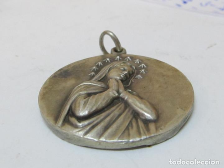 Antig&uuml;edades: MEDALLA DE PLATA DE LA VIRGEN EN RELIEVE - Foto 3
