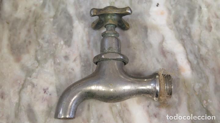Antig&uuml;edades: ANTIGUO GRIFO DE BRONCE - Foto 1