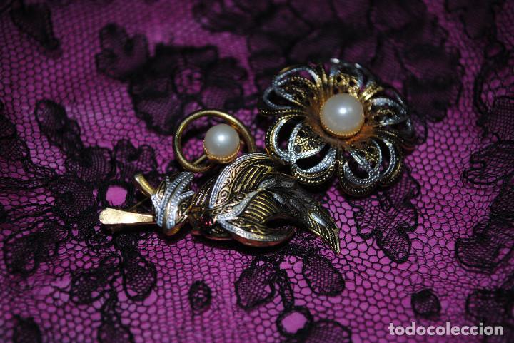 Antig&uuml;edades: Antiguo broche damasquinado flor - Foto 2