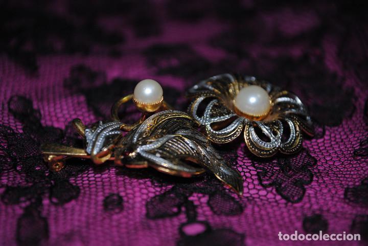 Antig&uuml;edades: Antiguo broche damasquinado flor - Foto 3