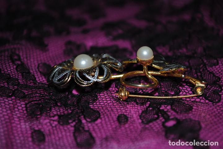 Antig&uuml;edades: Antiguo broche damasquinado flor - Foto 4