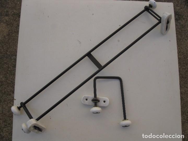 Antiguidades: ANTIGUO JUEGO DE TOALLERO Y PORTARROLLOS DE PAPEL HIGI&Eacute;NICO - EN HIERRO Y CER&Aacute;MICA.
