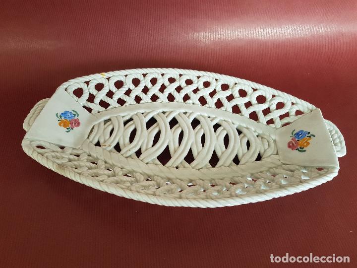 Antig&uuml;edades: BANDEJA EN CERAMICA TRENZADA IMPECABLE - Foto 1