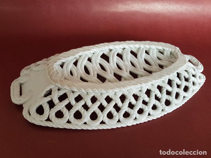 Antig&uuml;edades: BANDEJA EN CERAMICA TRENZADA IMPECABLE - Foto 5