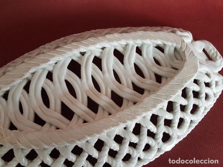 Antig&uuml;edades: BANDEJA EN CERAMICA TRENZADA IMPECABLE - Foto 6