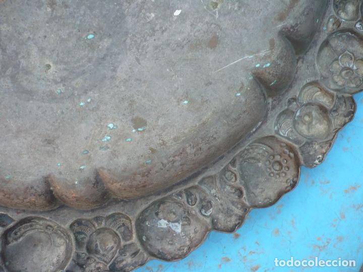 Antig&uuml;edades: Bandeja de alpaca de 38 cent&iacute;metros - Foto 2