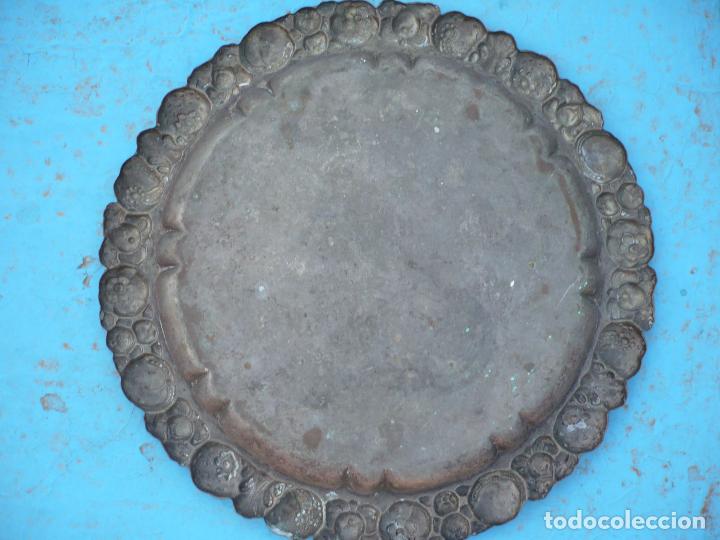 Antig&uuml;edades: Bandeja de alpaca de 38 cent&iacute;metros - Foto 3