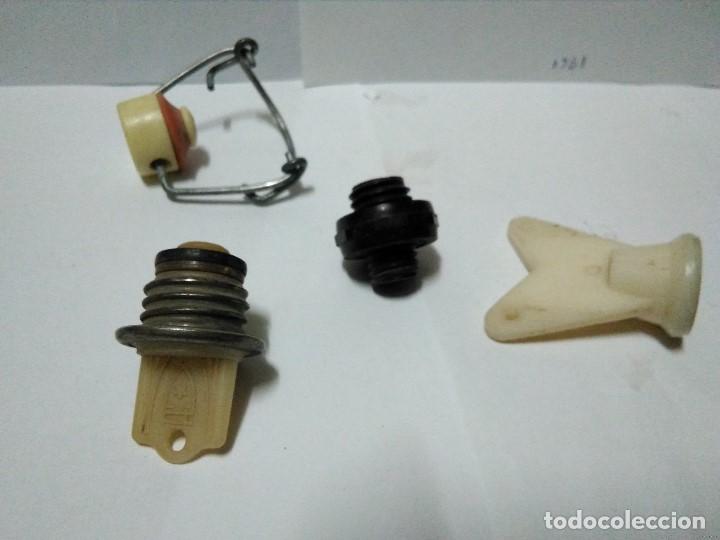 Antig&uuml;edades: Lote de antiguos tapones y desenroscador de tacos de botas de futbol