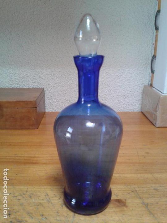 Antig&uuml;edades: Botella  cristal soplado azul,  tap&oacute;n transparente. A&ntilde;os 40.