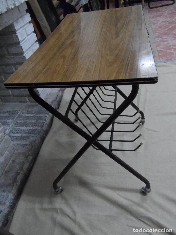 Antig&uuml;edades: Mesa de televisi&oacute;n de los a&ntilde;os 60 - Foto 4