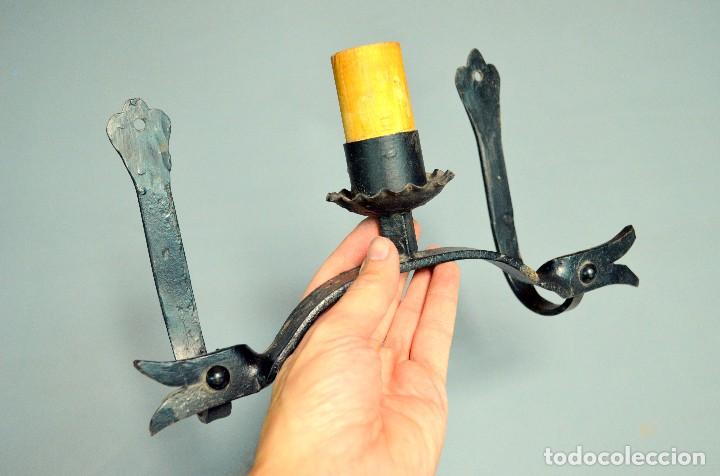 Antig&uuml;edades: candelabro o portavela de pared en forja - Foto 2