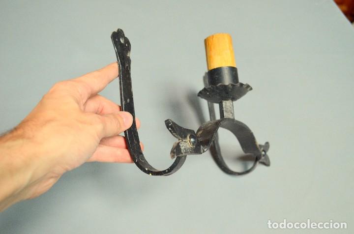 Antig&uuml;edades: candelabro o portavela de pared en forja - Foto 3