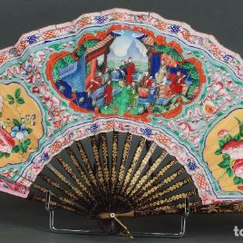Abanico chino varillaje madera lacada y pais papel pintado mil caras siglo XIX