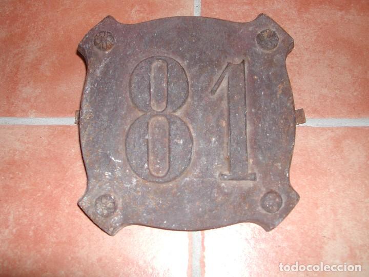 Antig&uuml;edades: Placa de hierro numerada para edificio o vivienda, n&uacute;mero 81 - Foto 1