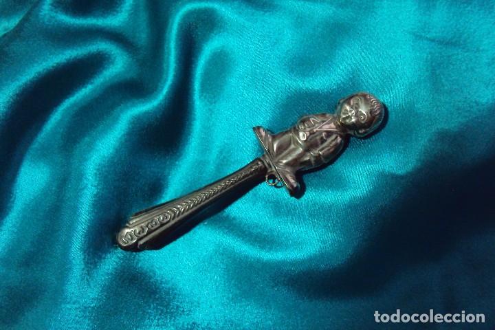 Antig&uuml;edades: Sonajero de plata con inscripciones BEBE en el mango - Foto 1