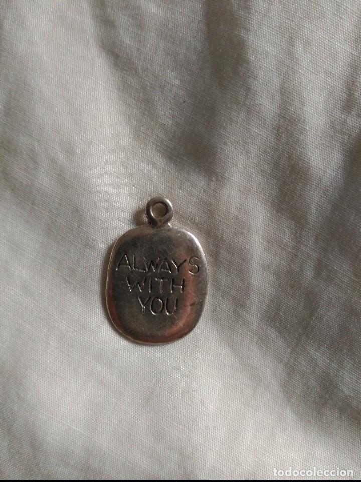 Antig&uuml;edades: medalla en plata angel y texto en ingles 3 cms - Foto 2