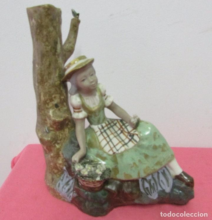 Antiques: Figura ni&ntilde;a con &aacute;rbol cer&aacute;mica Ingles de Valencia #