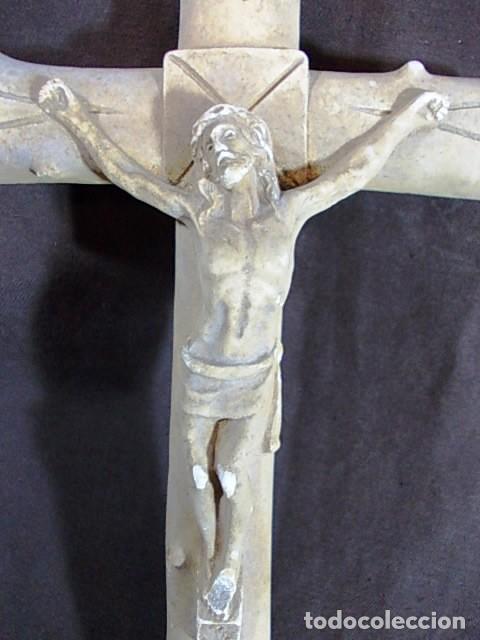 Antig&uuml;edades: ANTIGUO CRUCIFIJO EN  ESTUCO - Foto 2