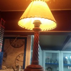 Antigüedades: ESTUPENDA LAMPARA DE SOBREMESA EN MADERA, MUY ACOGEDORA.. Lote 100554723