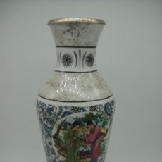Antigüedades: JARRÓN DE PORCELANA EN COLOR - CHINA - SIGLO XX. Lote 100596683