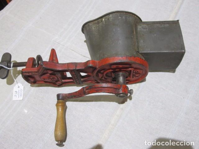 Antig&uuml;edades: Antigua picadora Elma, de hierro. 29 cms. - Foto 1