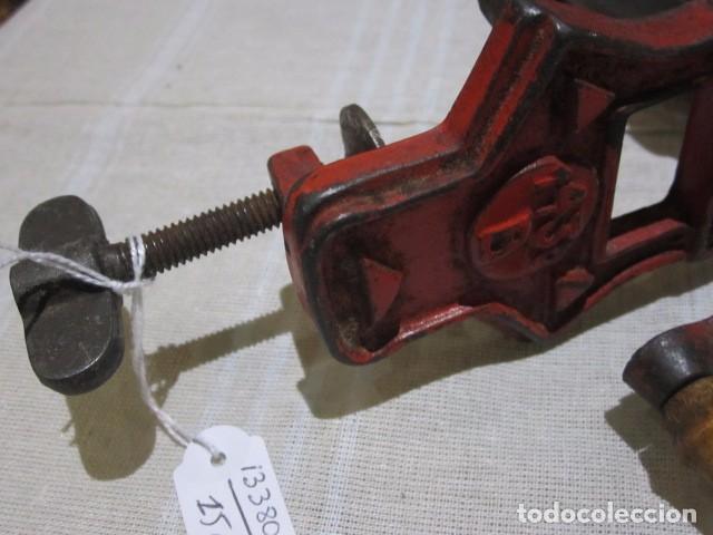 Antig&uuml;edades: Antigua picadora Elma, de hierro. 29 cms. - Foto 3
