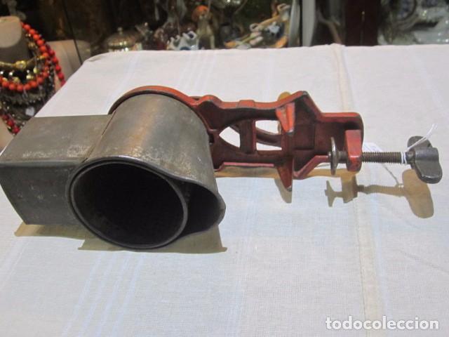 Antig&uuml;edades: Antigua picadora Elma, de hierro. 29 cms. - Foto 4