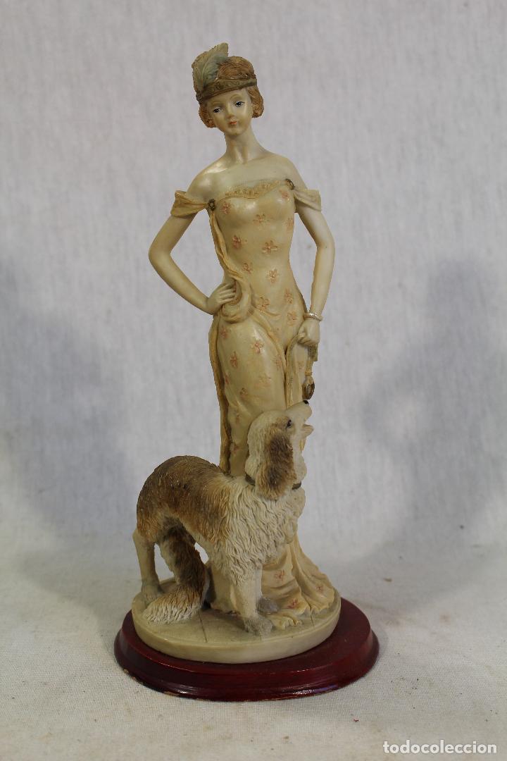 Antig&uuml;edades: figura de mujer con perro en resina - Foto 1