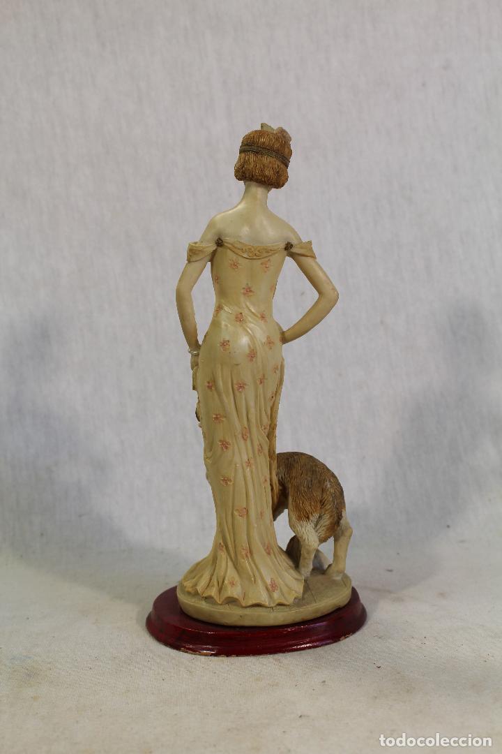 Antig&uuml;edades: figura de mujer con perro en resina - Foto 2