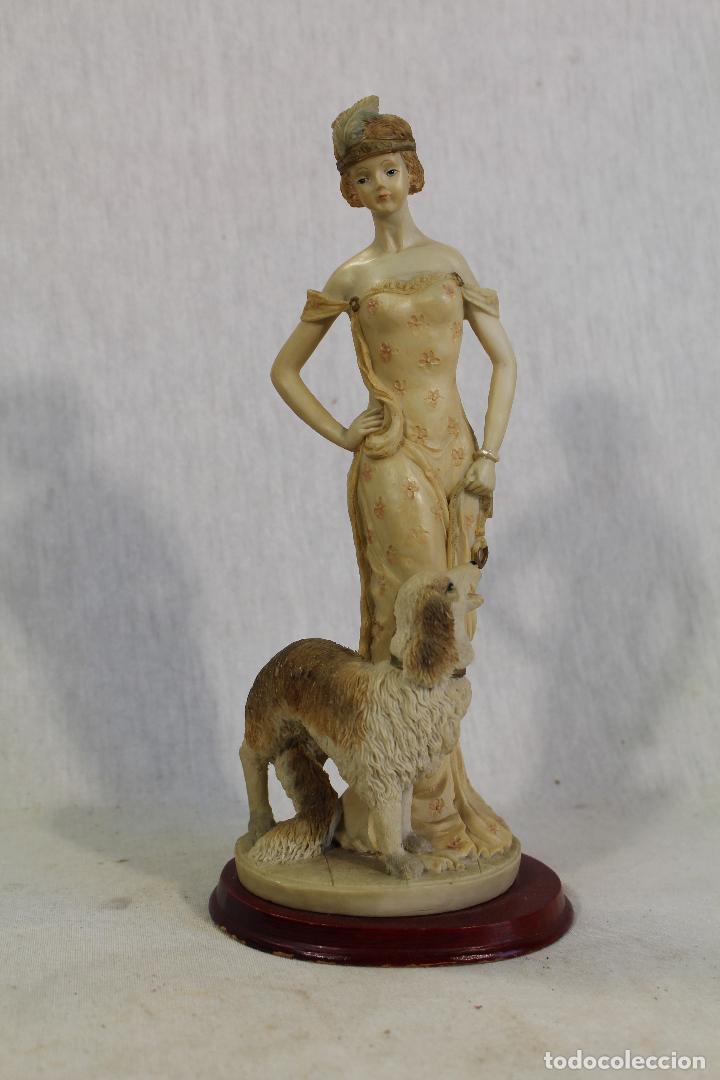 Antig&uuml;edades: figura de mujer con perro en resina - Foto 3