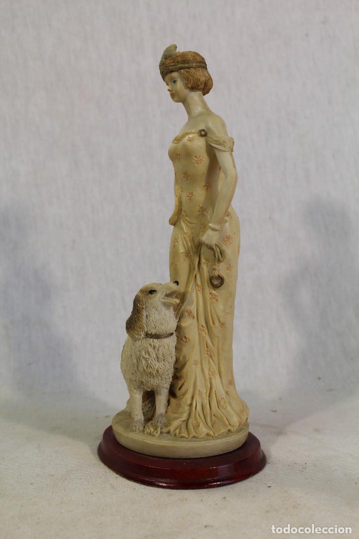 Antig&uuml;edades: figura de mujer con perro en resina - Foto 4