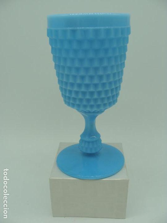 Antig&uuml;edades: Copa de opalina azul - Siglo XX - Foto 1
