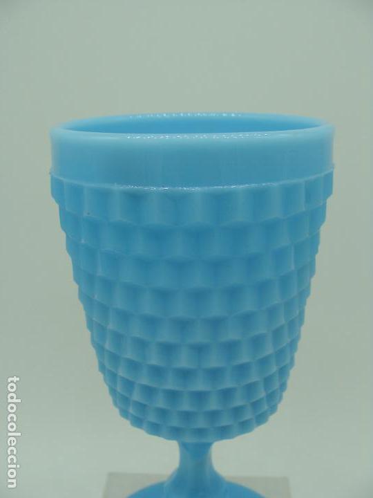Antig&uuml;edades: Copa de opalina azul - Siglo XX - Foto 2