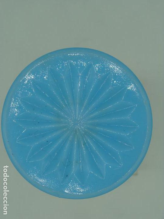 Antig&uuml;edades: Copa de opalina azul - Siglo XX - Foto 4