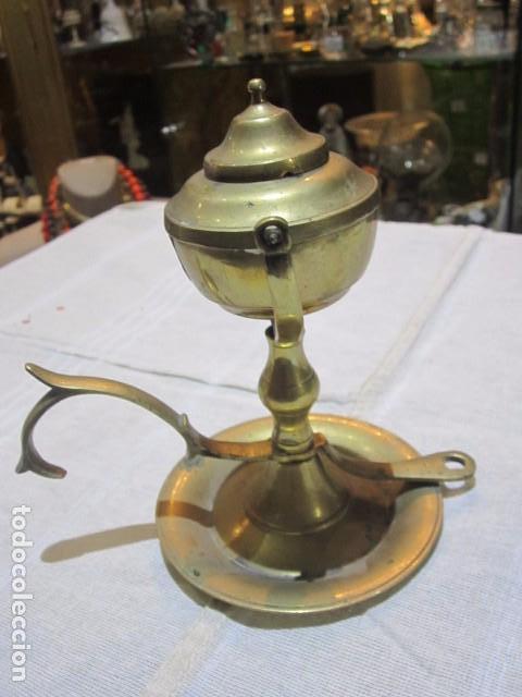 Oggetti Antichi: Antigua l&aacute;mpara de aceite en bronce para colgar o mesa. 15 cms. altura.